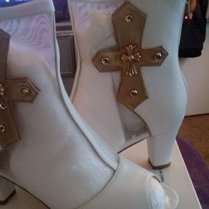Cross mesh booties